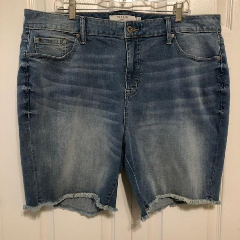 Torrid Denim Frayed Bottom Jean Shorts Size 20